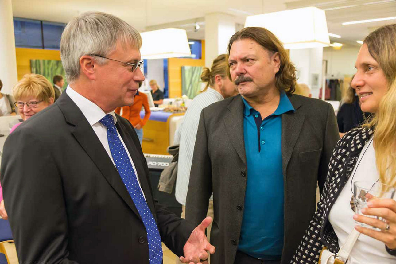 Drei Erwachsene unterhalten sich