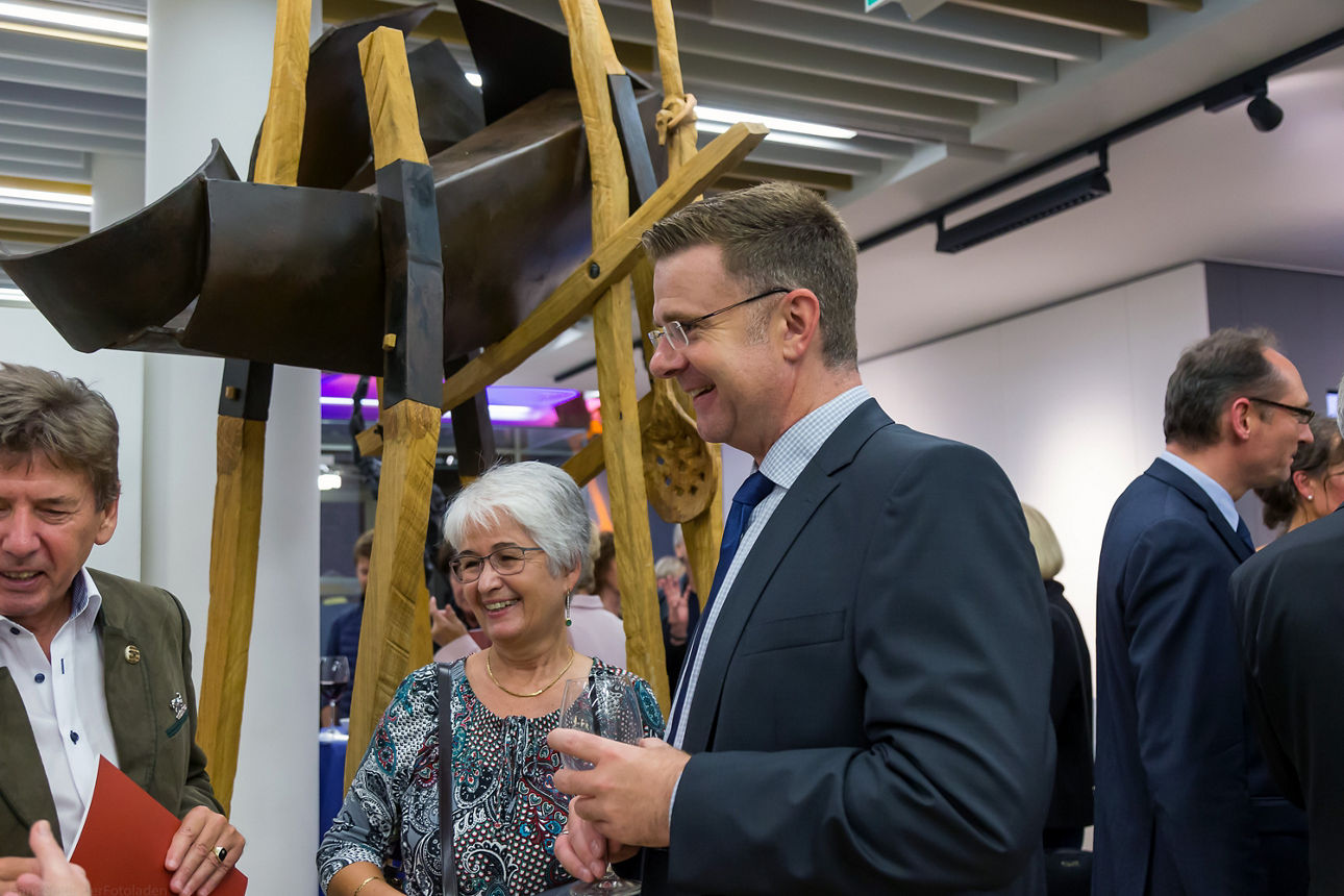 Viele Menschen befinden sich auf einer Kunstausstellung