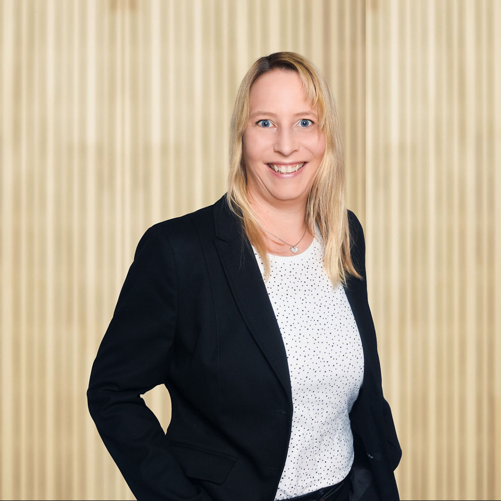 Sandra Berthel vor einer Holzwand