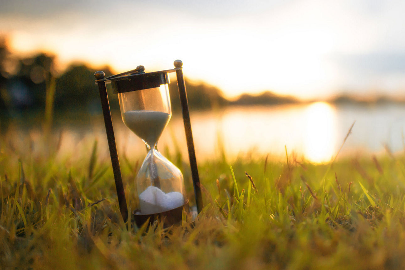 Sanduhr auf einer Wiese am See. 