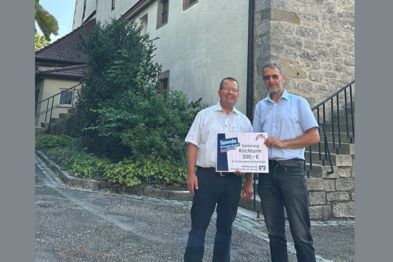 Pfarrer Marcus Götz und Winfried Stahl vor der evangelischen Kirche Blaufelden