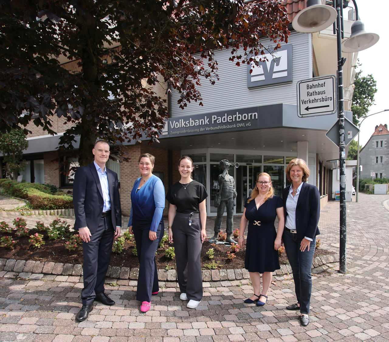 Mitarbeiter der Volksbank Paderborn stehen vor der Filiale Altenbeken und freuen sich auf die geplante Modernisierung des Standorts..
