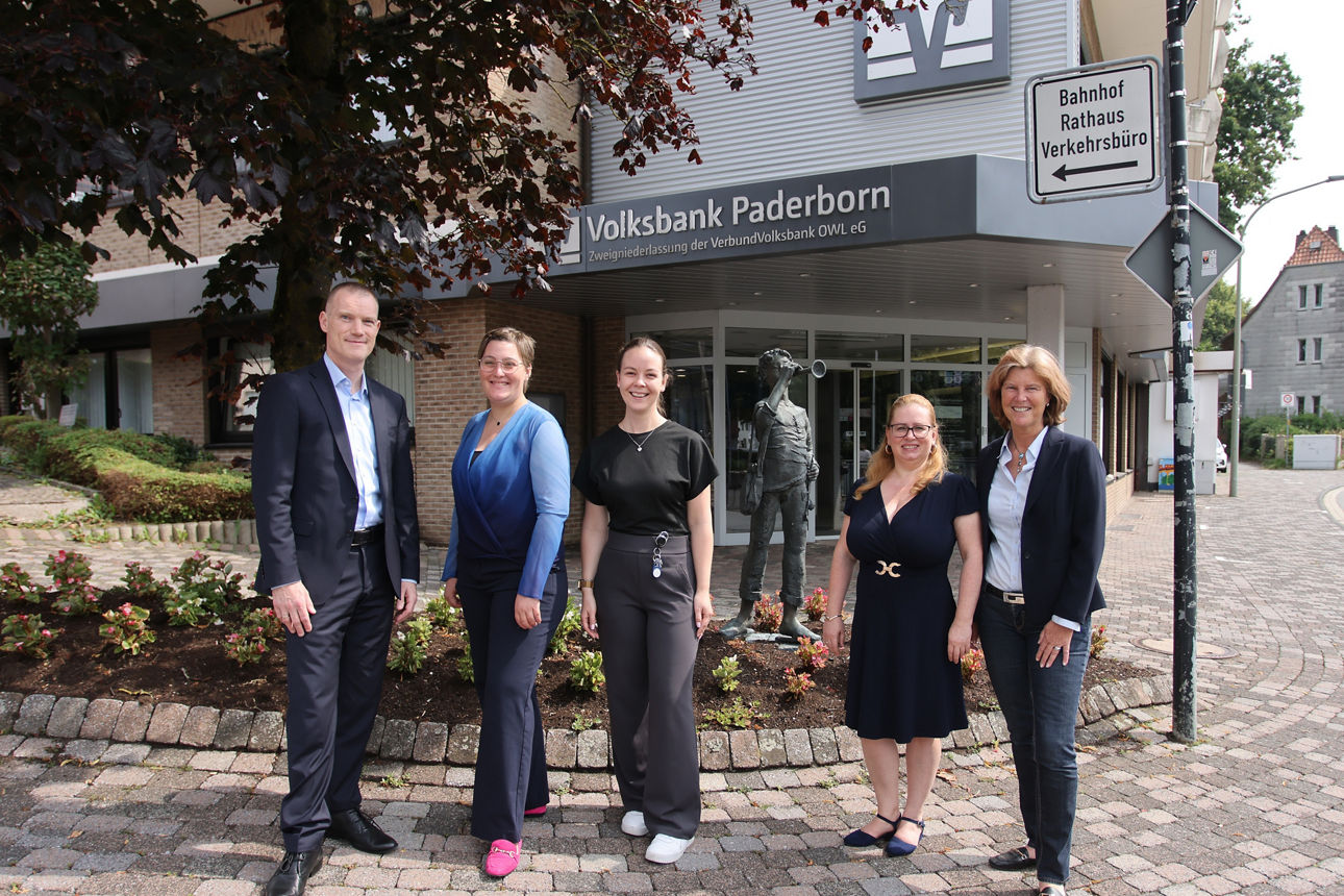 Mitarbeiter der Volksbank Paderborn stehen vor der Filiale Altenbeken und freuen sich auf die geplante Modernisierung des Standorts..