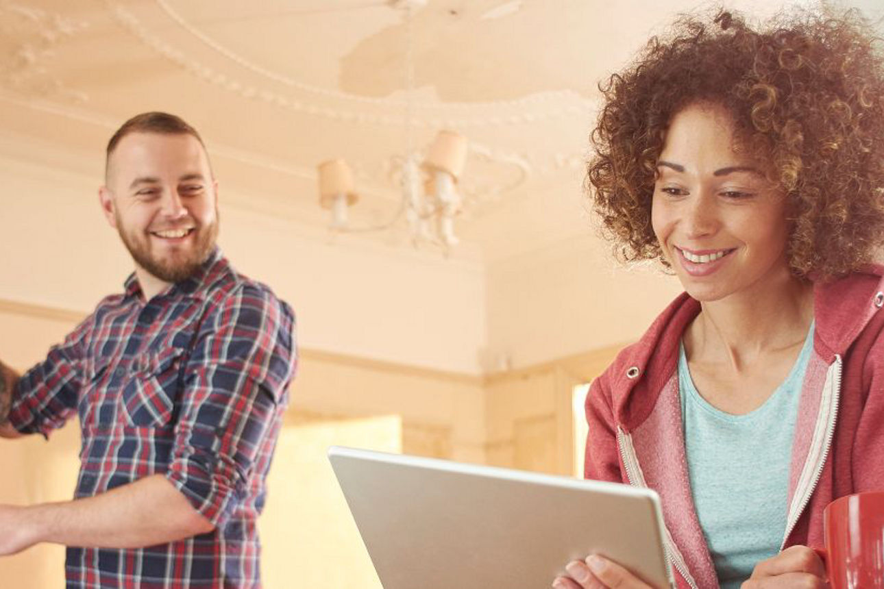 Frau und Mann sanieren ihr Eigenheim