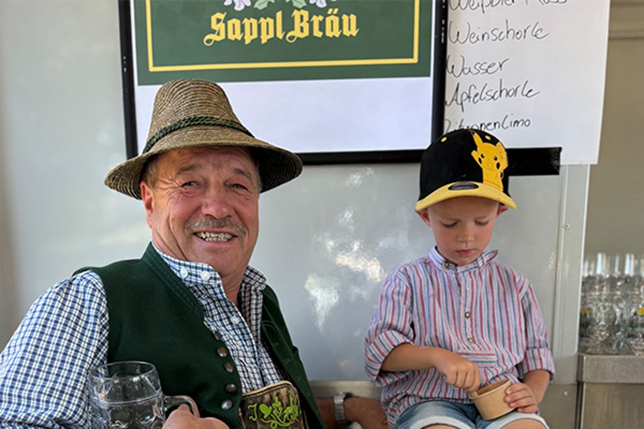 Ein Mann und ein Kind lachen.