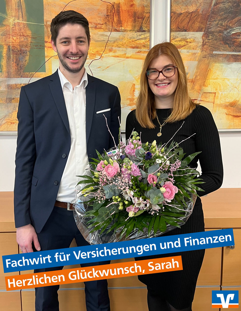 Privatkundenleiter Markus Schürmann-Lanwer gratuliert Sarah Hackmann