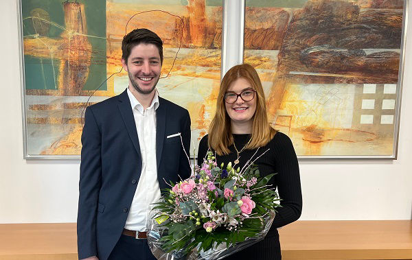 Privatkundenleiter Markus Schürmann-Lanwer gratuliert Sarah Hackmann