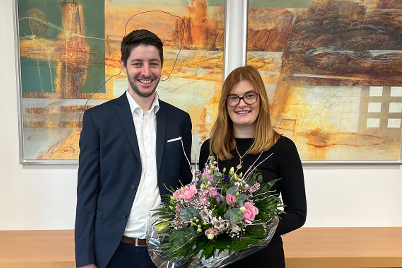 Privatkundenleiter Markus Schürmann-Lanwer gratuliert Sarah Hackmann
