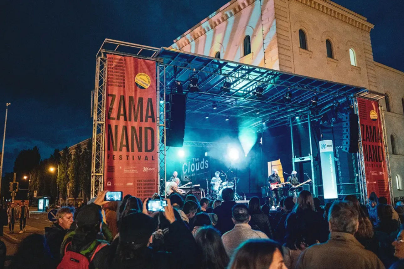 Viele Menschen auf einem Besuch auf dem ZAMANAND-Festival in München