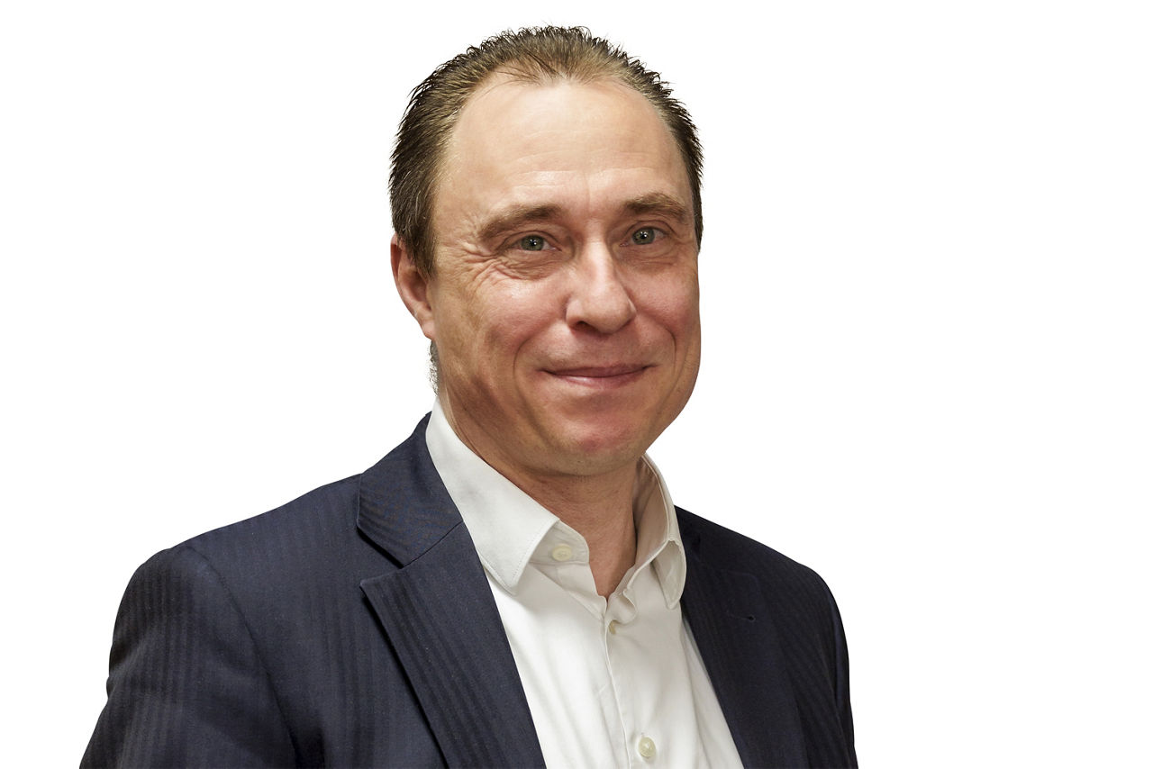 Portraitbild Herr Sascha Katla, mit schwarzem Jacket und weißem Hemd