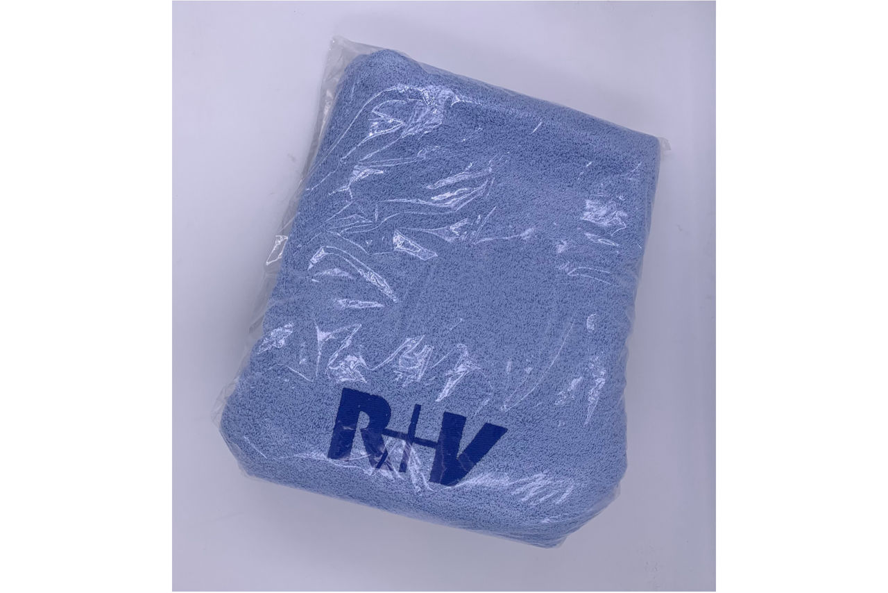 Hellblaues Walkfrottier-Saunatuch mit R+V Logo