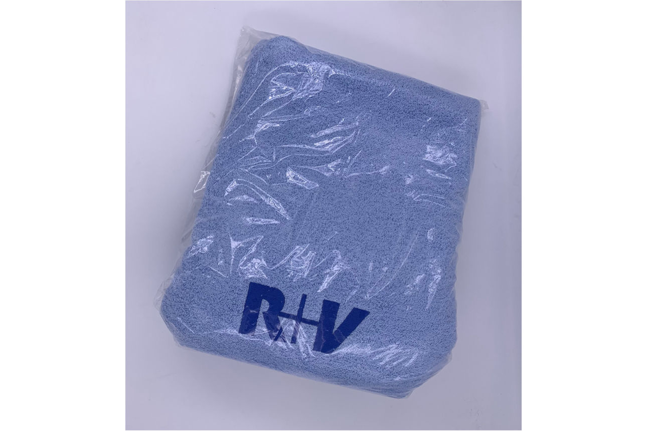 Hellblaues Walkfrottier-Saunatuch mit R+V Logo