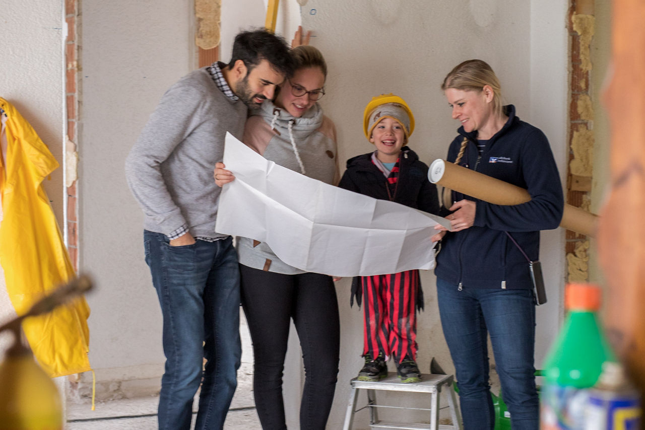 Paar mit Kind bei Energieberatung