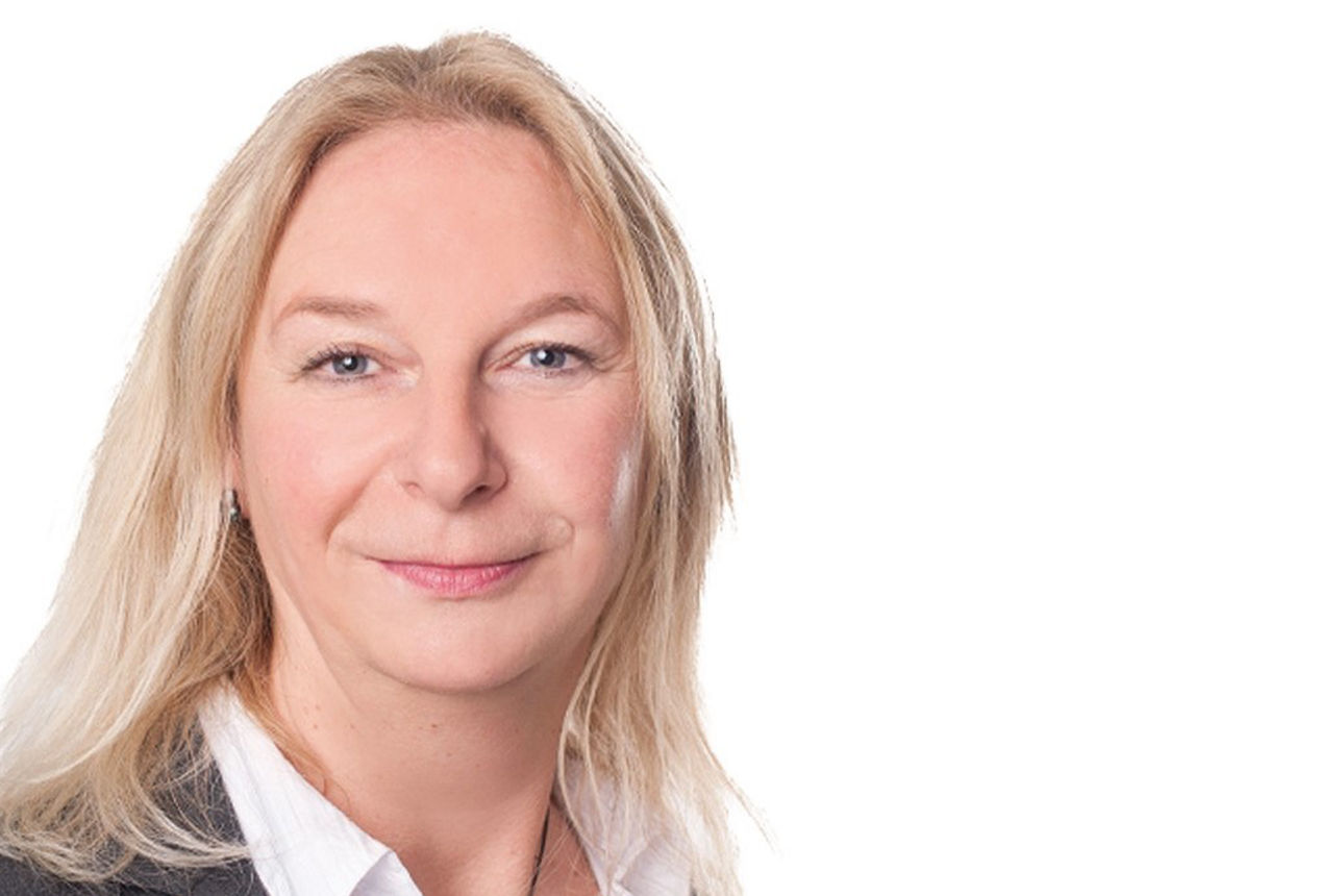 Eine Frau lächelt in die Kamera