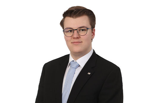 Freundlich lächelnder Mann im Anzug, unser Privatkundenberater Christoph Schönstetter