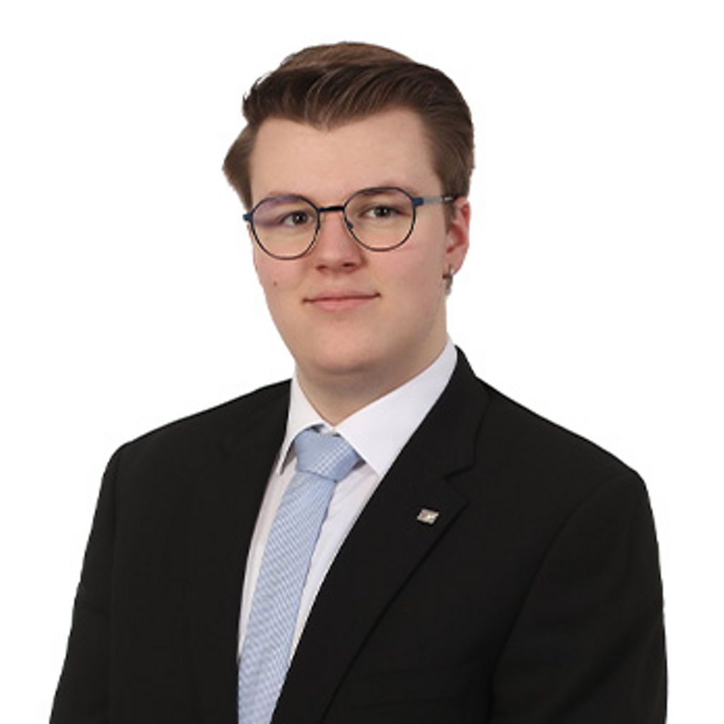 Freundlich lächelnder Mann im Anzug, unser Privatkundenberater Christoph Schönstetter