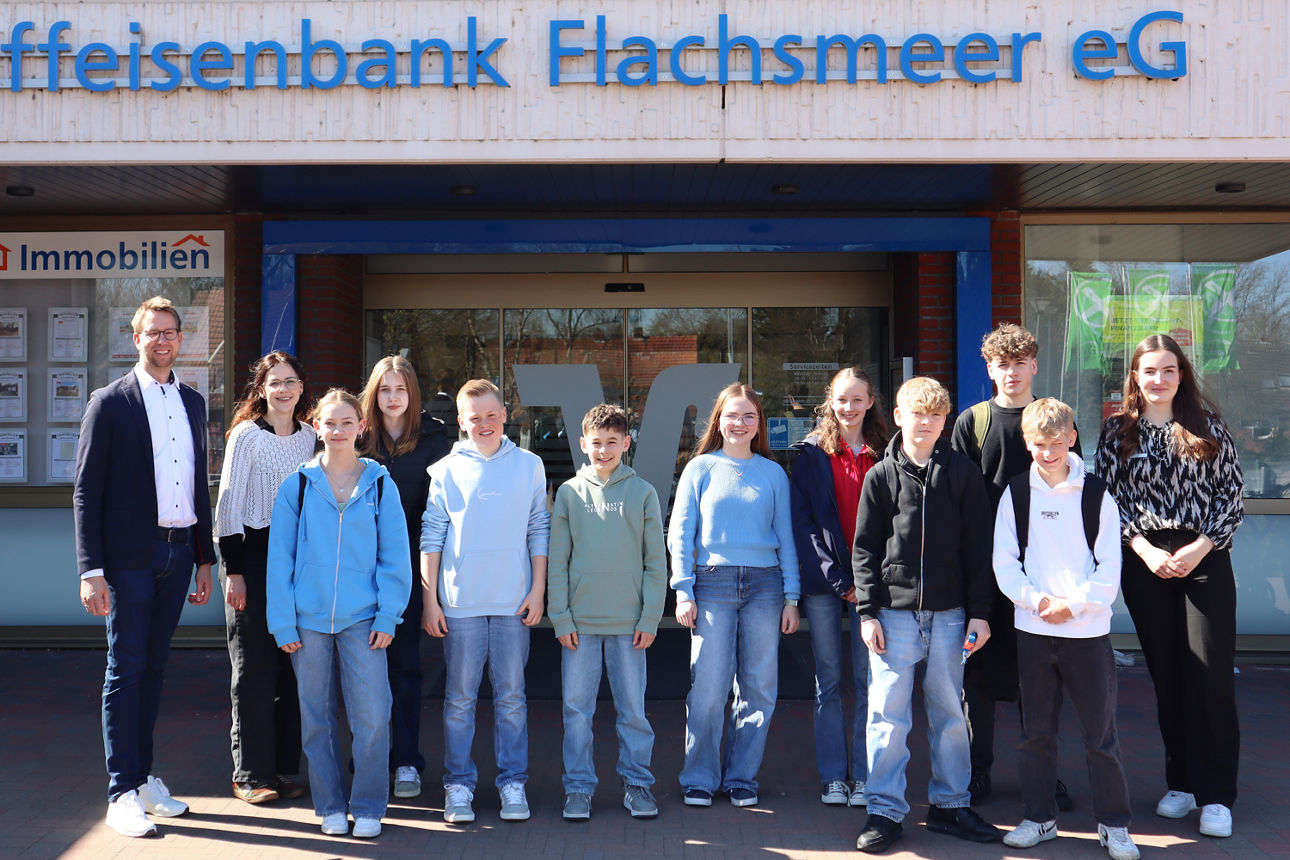 Auszubildende beim Videodreh vor einer Leinwand