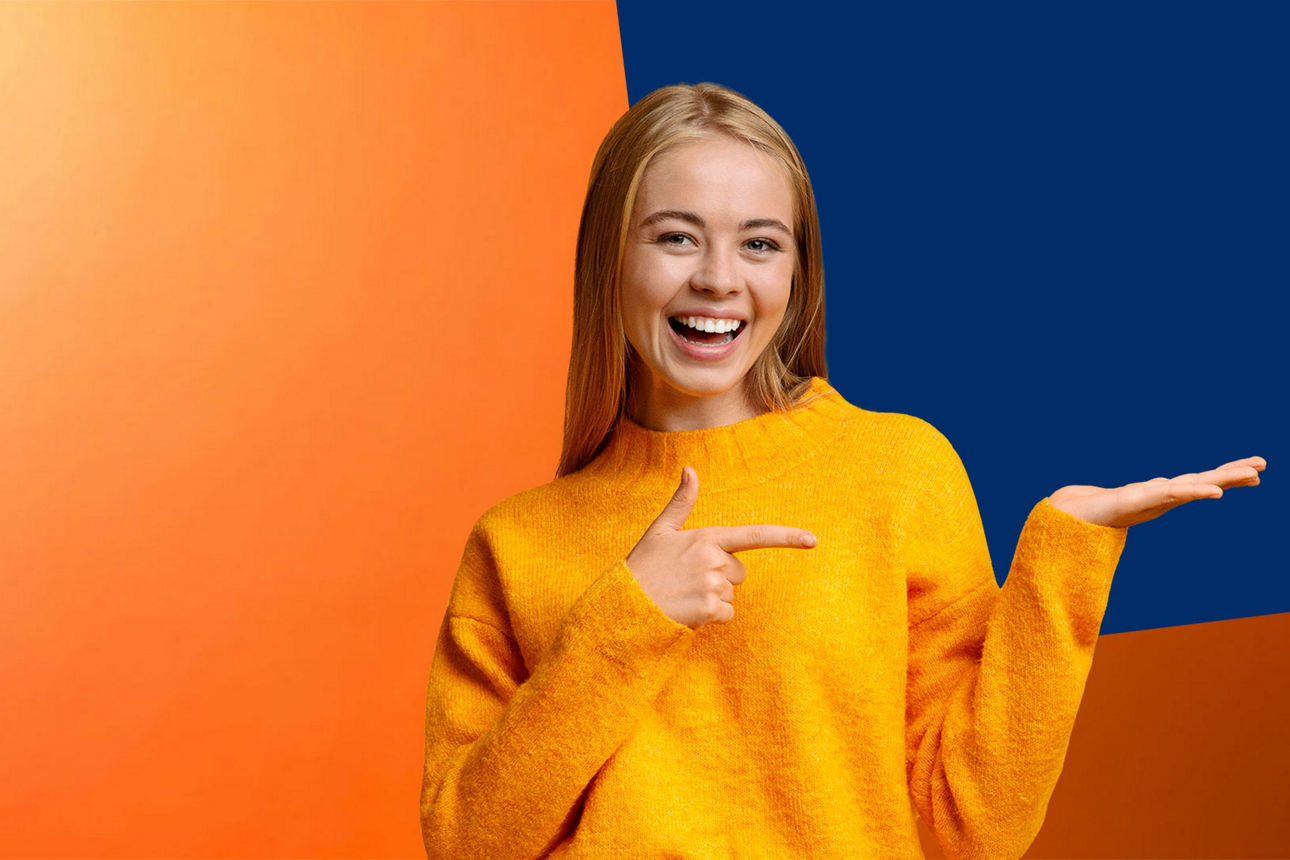 Jugendliche im gelben Pullover vor orange-blauer Wand