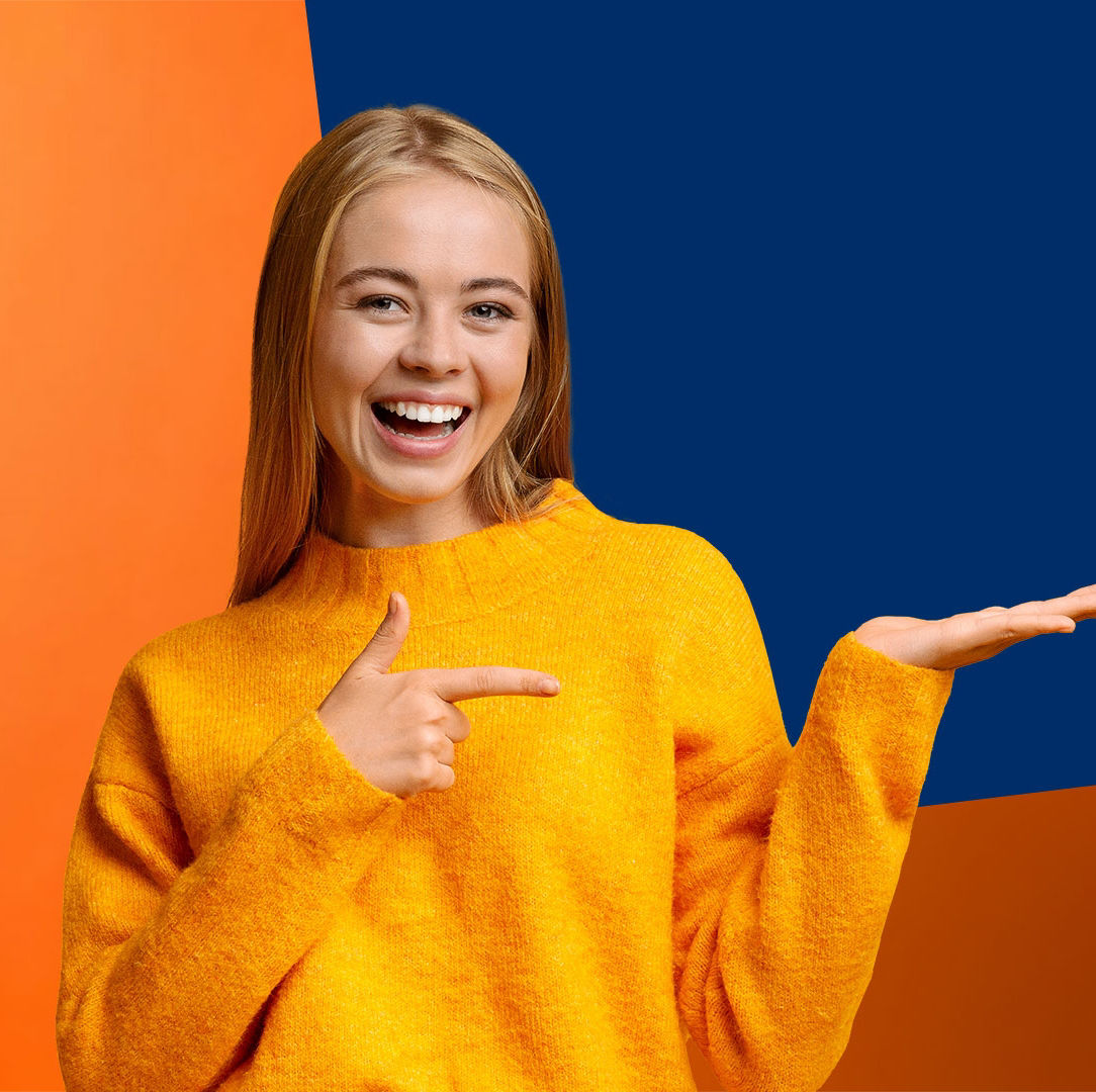 Foto einer Schülerin mit orangefarbenem Pulli