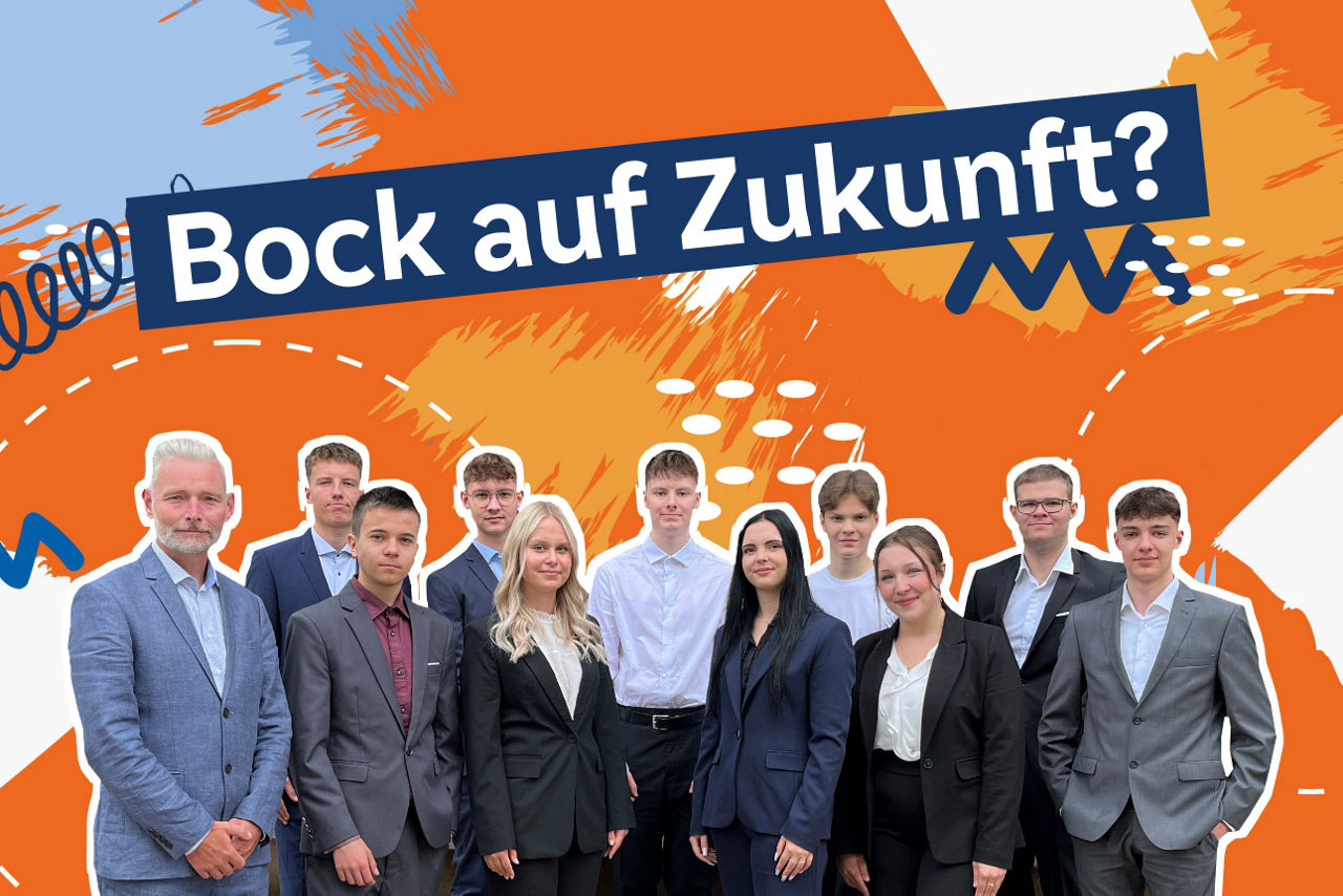 Auszubildende und Ausbilder vor einem orangenen Hintergrund mit verschiedenen Formen. Darauf der Satz "Bock auf Zukunft?".