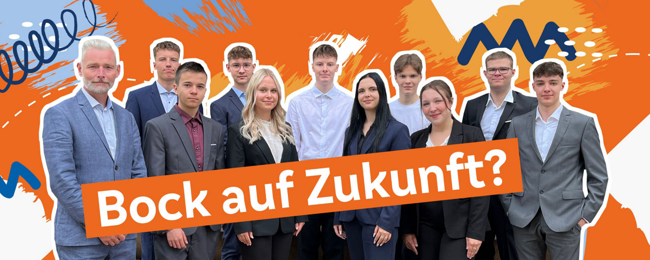 Auszubildende und Ausbilder vor einem orangenen Hintergrund mit verschiedenen Formen. Darauf der Satz "Bock auf Zukunft?".