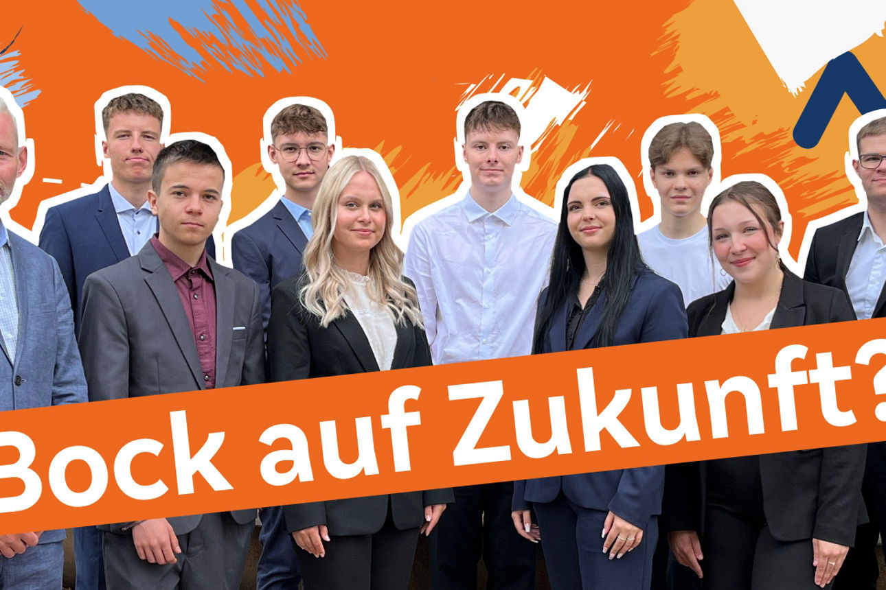 Auszubildende und Ausbilder vor einem orangenen Hintergrund mit verschiedenen Formen. Darauf der Satz "Bock auf Zukunft?".
