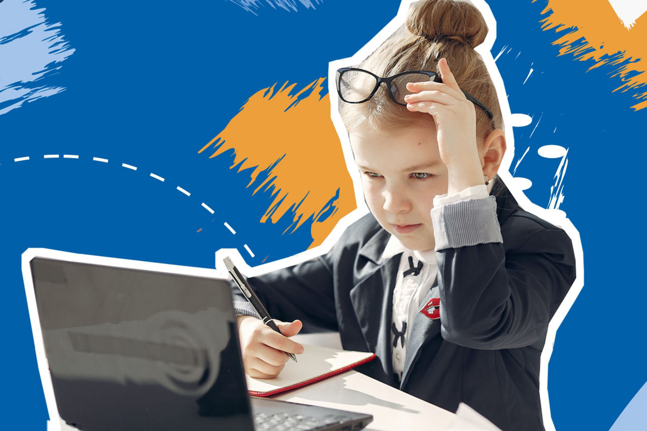 Kleines Mädchen im Blazer sitzt vor einem Laptop und hat eine Brille auf der Stirn. Der Hintergrund ist blau.