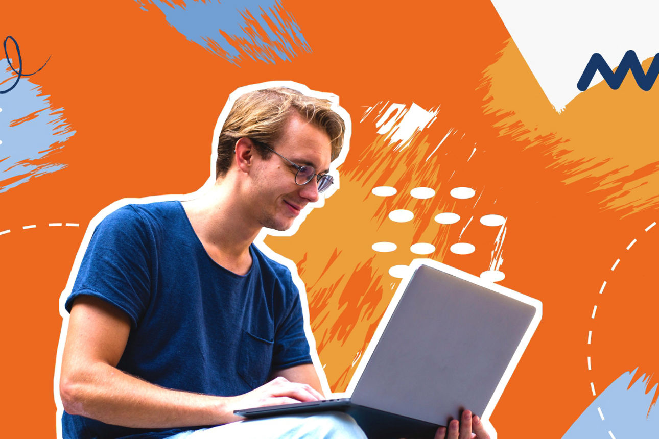 Ein junger Mann sitzt vor einem orangenen Hintergrund. Auf seinem Schoß hat er einen Laptop.