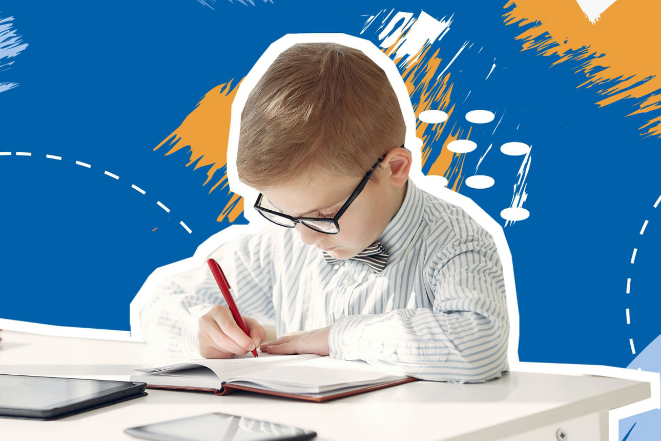 Ein kleiner Junge hat eine Brille auf. Er sitzt an einem Tisch und schreibt etwas. Der Hintergrund ist blau. 