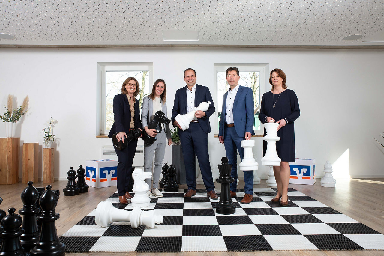Ehepaar steht vor dem Berater Sven Olbrich