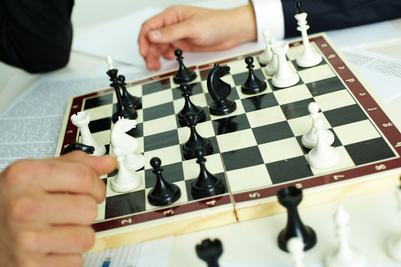 Eine Person, die sich auf eine Schachpartie konzentriert