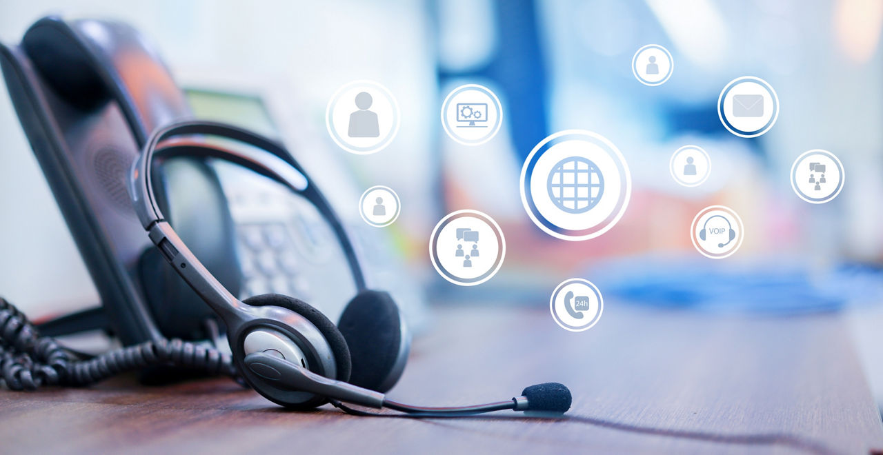 Nahaufnahme des Fokus auf das Headset-Gerät des Callcenters 