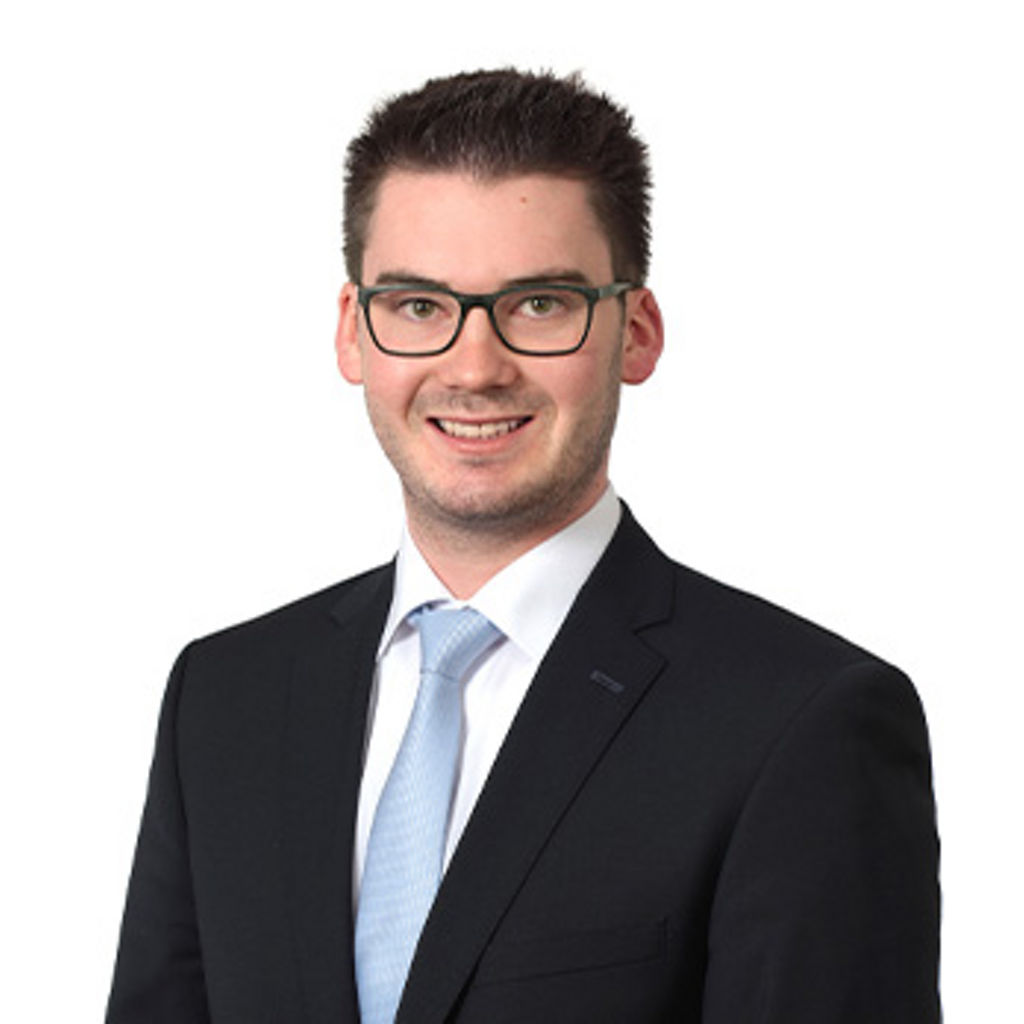 Freundlich lächelnder Mann im Anzug, unser Privatkundenberater Raphael Schaumeier