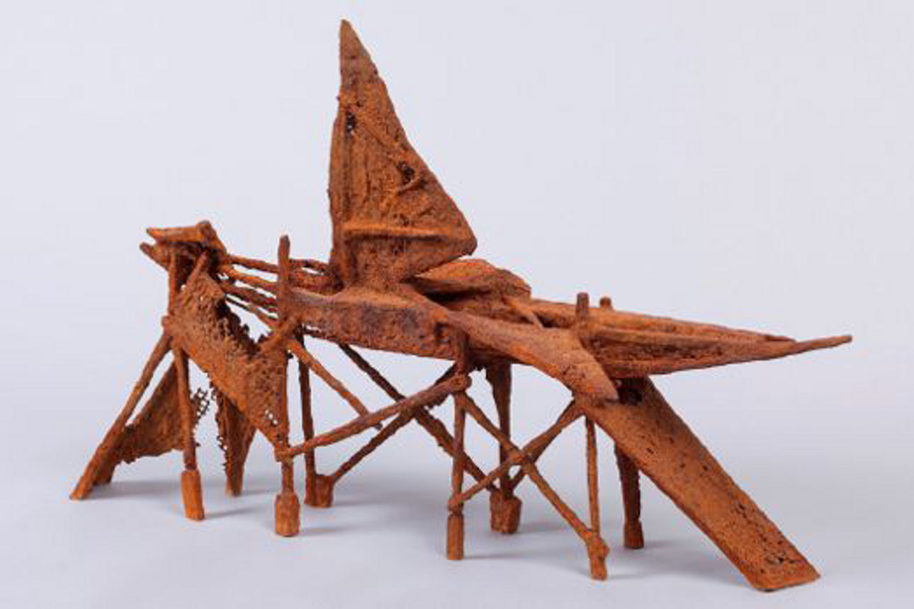 Fragile Grundform einer Brücke von Frank Schauseil, Nachen, Bronze, 2009