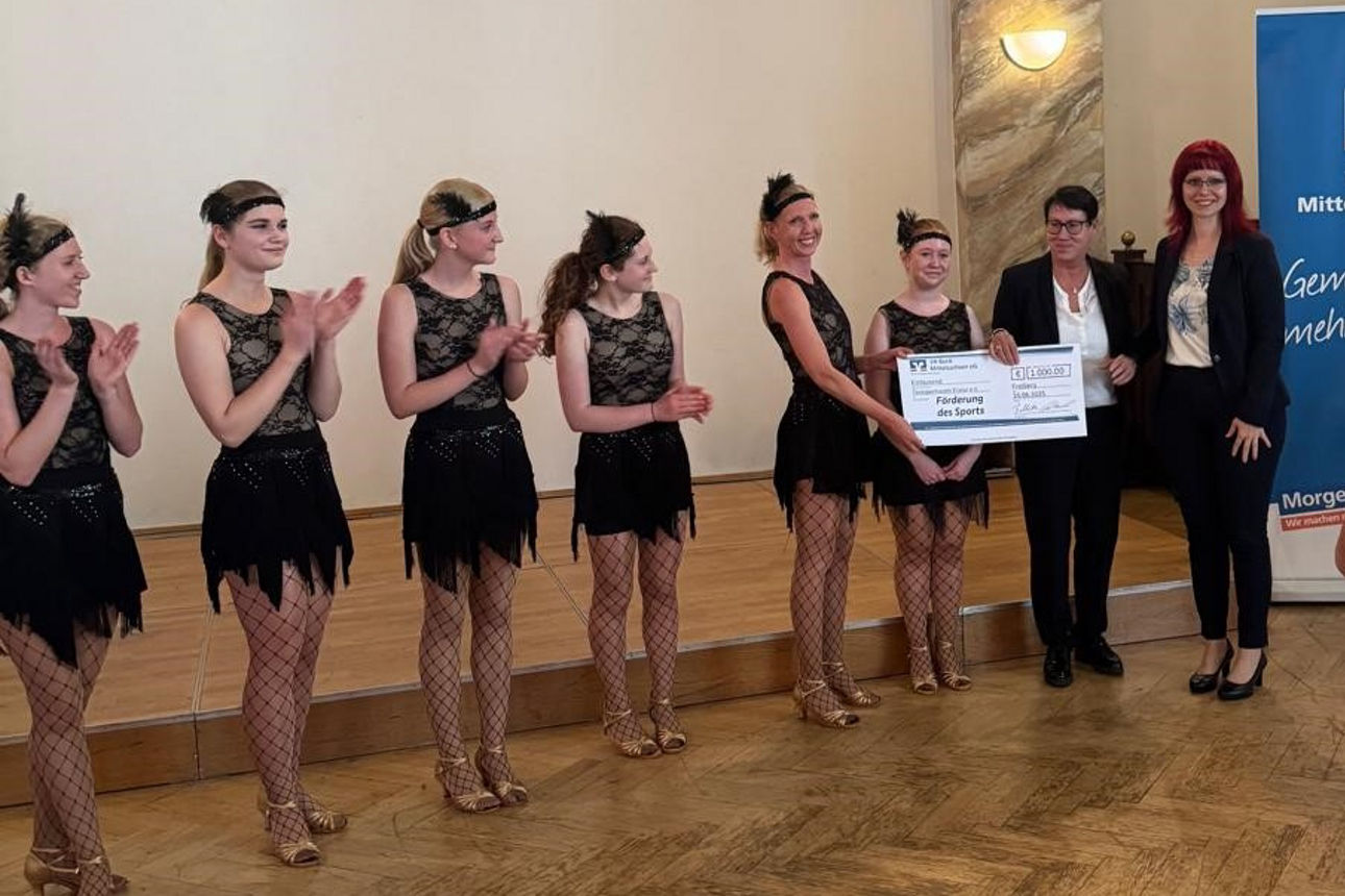 Scheckübergabe an TSV Elixier