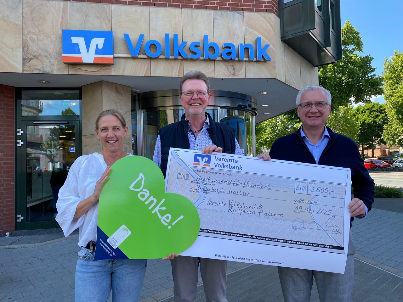 Scheckübergabe vl. Yvonne Steinbuß (Kinderhospiz) , Günter Hessing (Raiffeisen Haltern)  Ingo Hinzmann (Vereinte Volksbank)