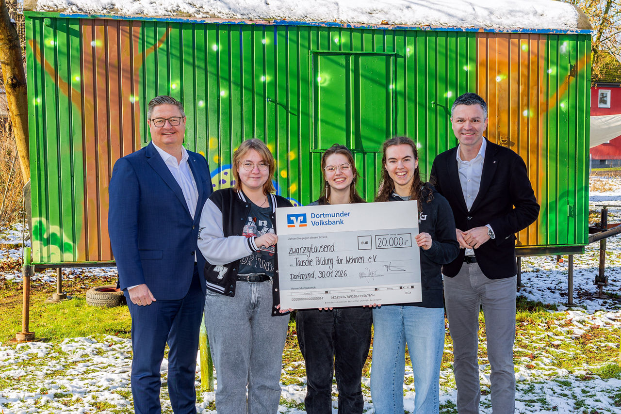 30.01.2026 Dortmund City - Tauschbar Scheckübergabe -                                                    - Tausche Bildung für Wohnen e.V.  -                                                                                          v.l.:Matthias Frentzen -  Vorstand DOVOBAHannah Klasen -      Bildungspatin bei TBPWPhil Schwab -           Bildungspatin bei TBPWAnna Teltz -              Bildungspatin bei TBPWCarsten Jäger -        Bereichsleiter Marketing und Kommunikation                         - Copyright Jan Heinze
