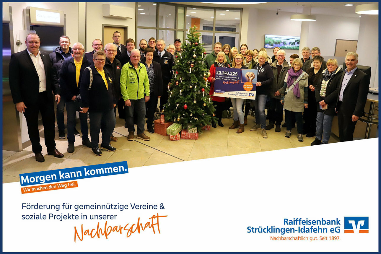 Große Gruppe von Vertretern der Vereine die eine Spende erhalten haben am Weihnachtsbaum