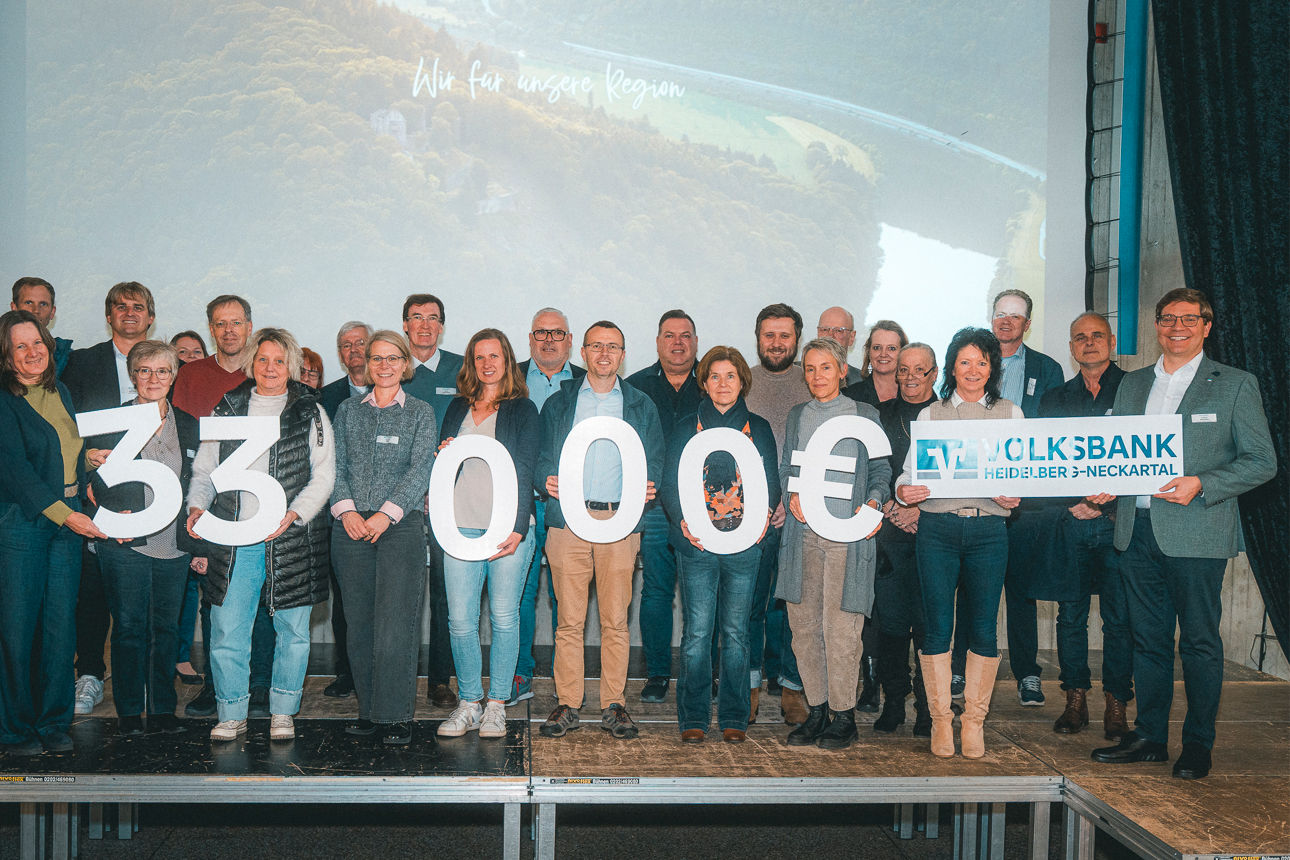 Vertreter*innen der Schulen bei der Scheckübergabe