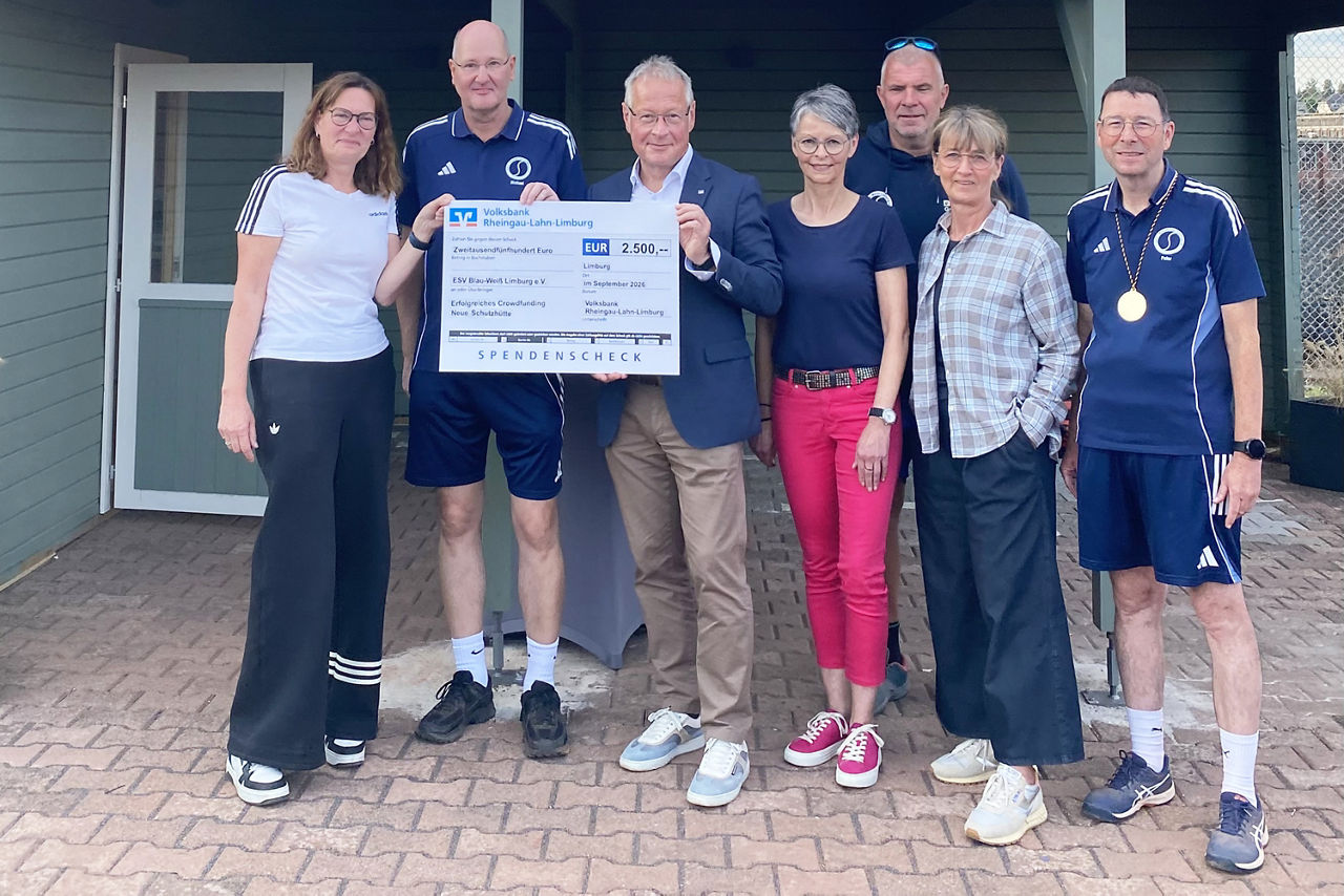 Symbolische Scheckübergabe für Crowdfunding-Projekts: Vorstandsvorsitzender Matthias Berkessel und Pia Breisig von der Volksbank Rheingau-Lahn-Limburg gratulierten Vertretern vom ESV Blau-Weiß Limburg. 