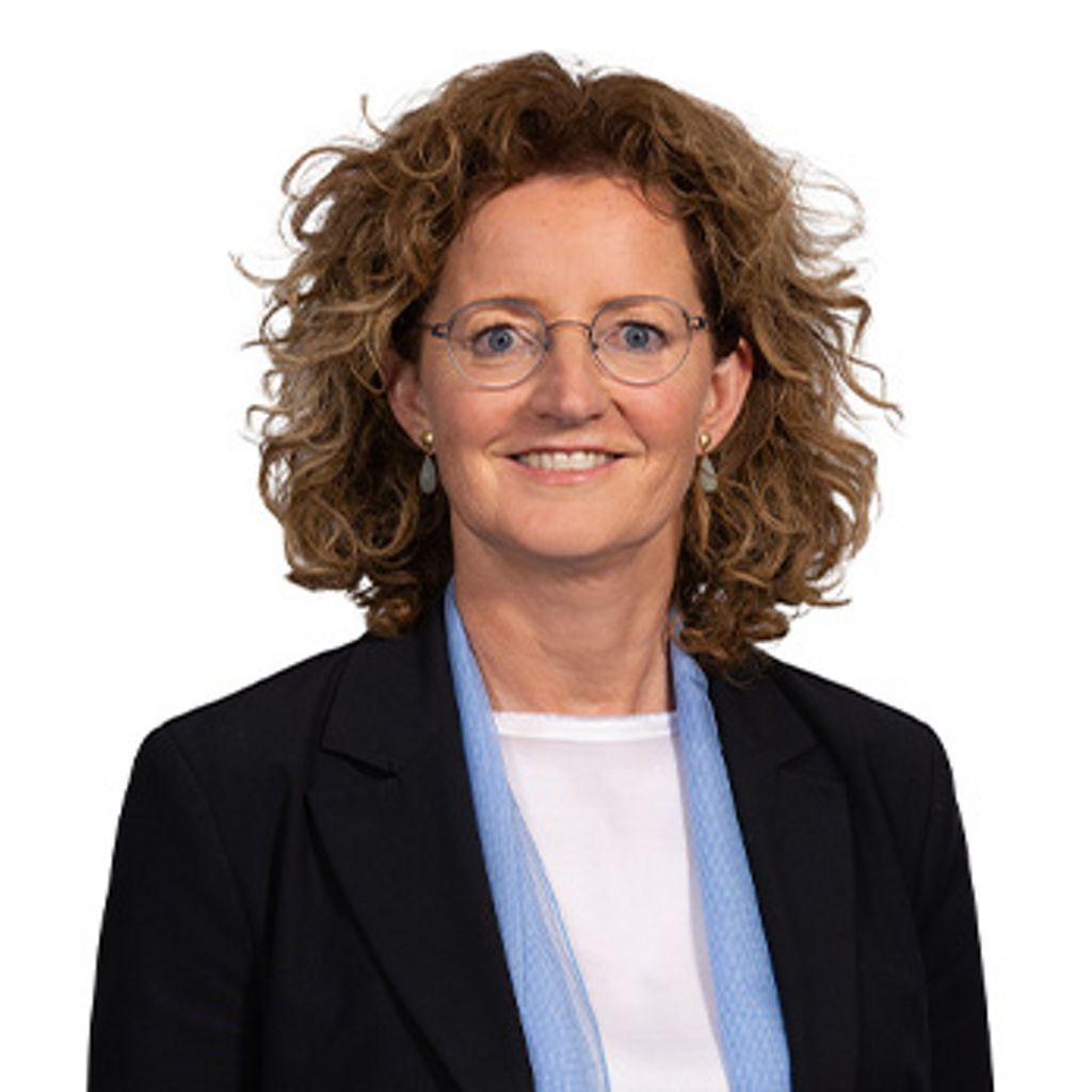 Freundlich lächelnde Frau im Anzug, unsere Kollegin im Immobilienverkauf Sigrid Scheidhammer