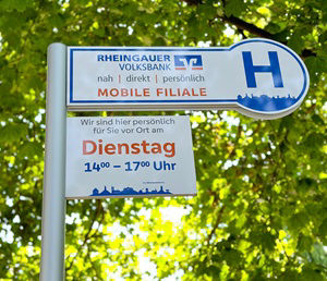 Haltestellenschild der mobilen Filiale mit Angabe der Zeiten