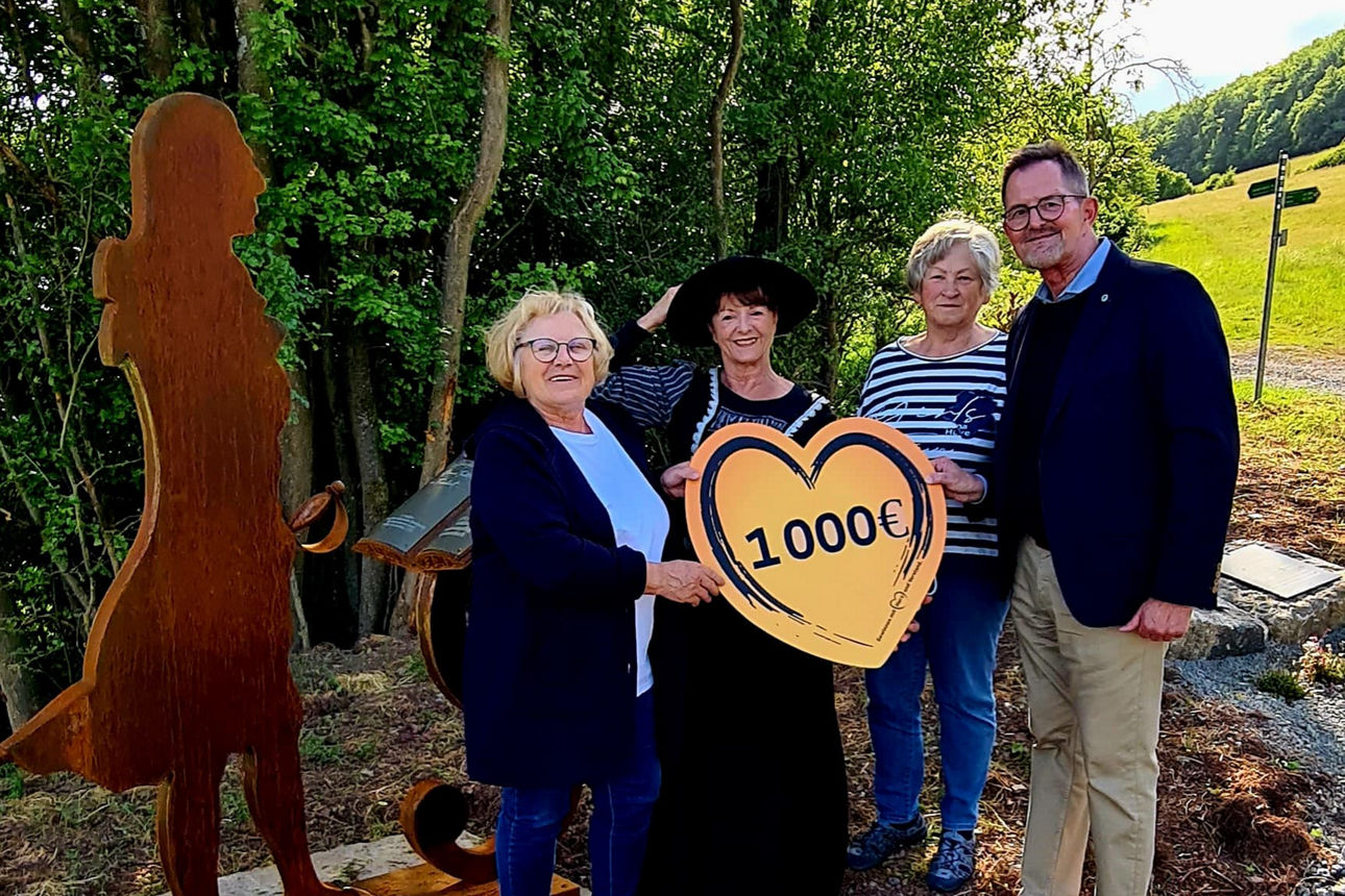 Spendenübergabe der VR-Bank Main-Rhön an den Schillerverein Bauerbach vor dem neuen Denkmal am Räuber Rundweg.