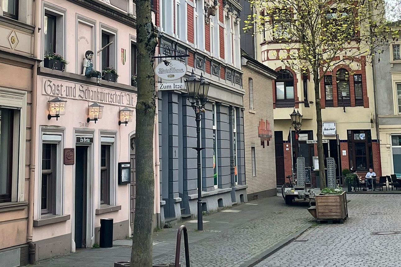 Straßenzug mit einer Kneipe