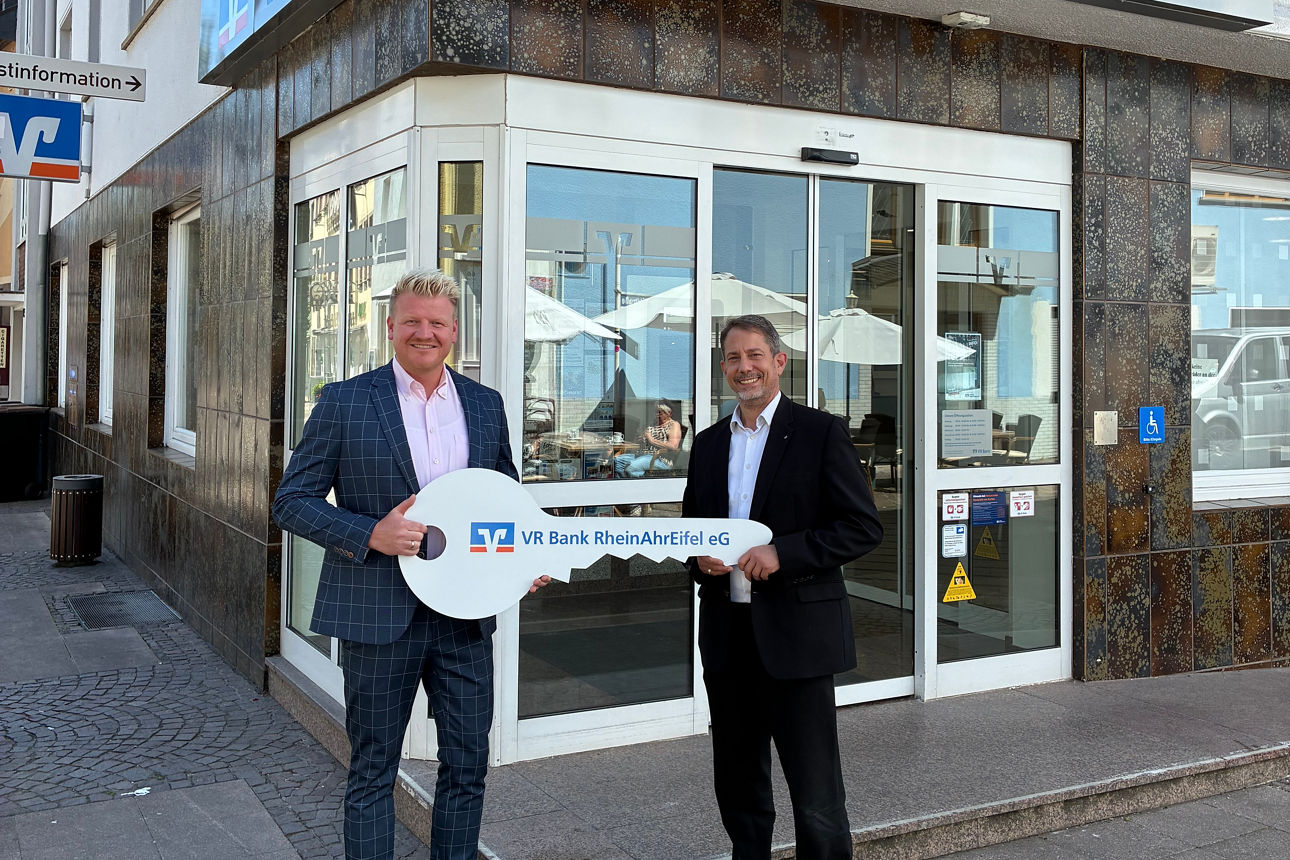 Das Bild zeigt Dirk Hedrich und Christoph Langenbach bei der Schlüsselübergabe in Remagen
