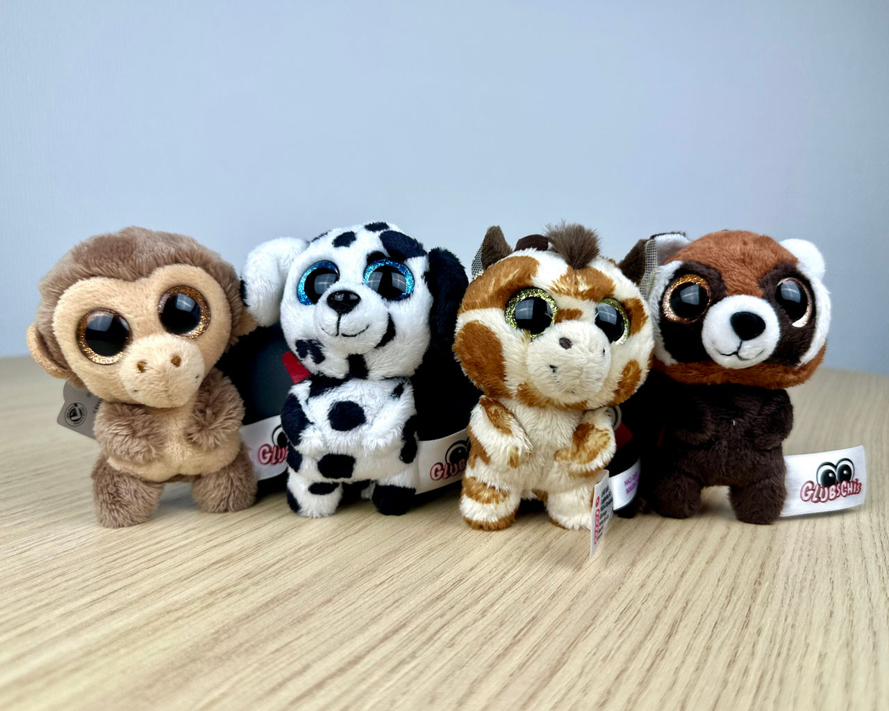 Bild der vier verschiedenen Schlüsselanhänger "GLUBSCHIS": Dalmatiner, Giraffe, Affe, Roter Panda)