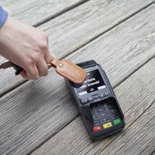 Bezahlung mit Schlüsselanhänger am Terminal