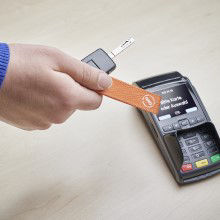 Schlüsselanhänger zahlt an Terminal