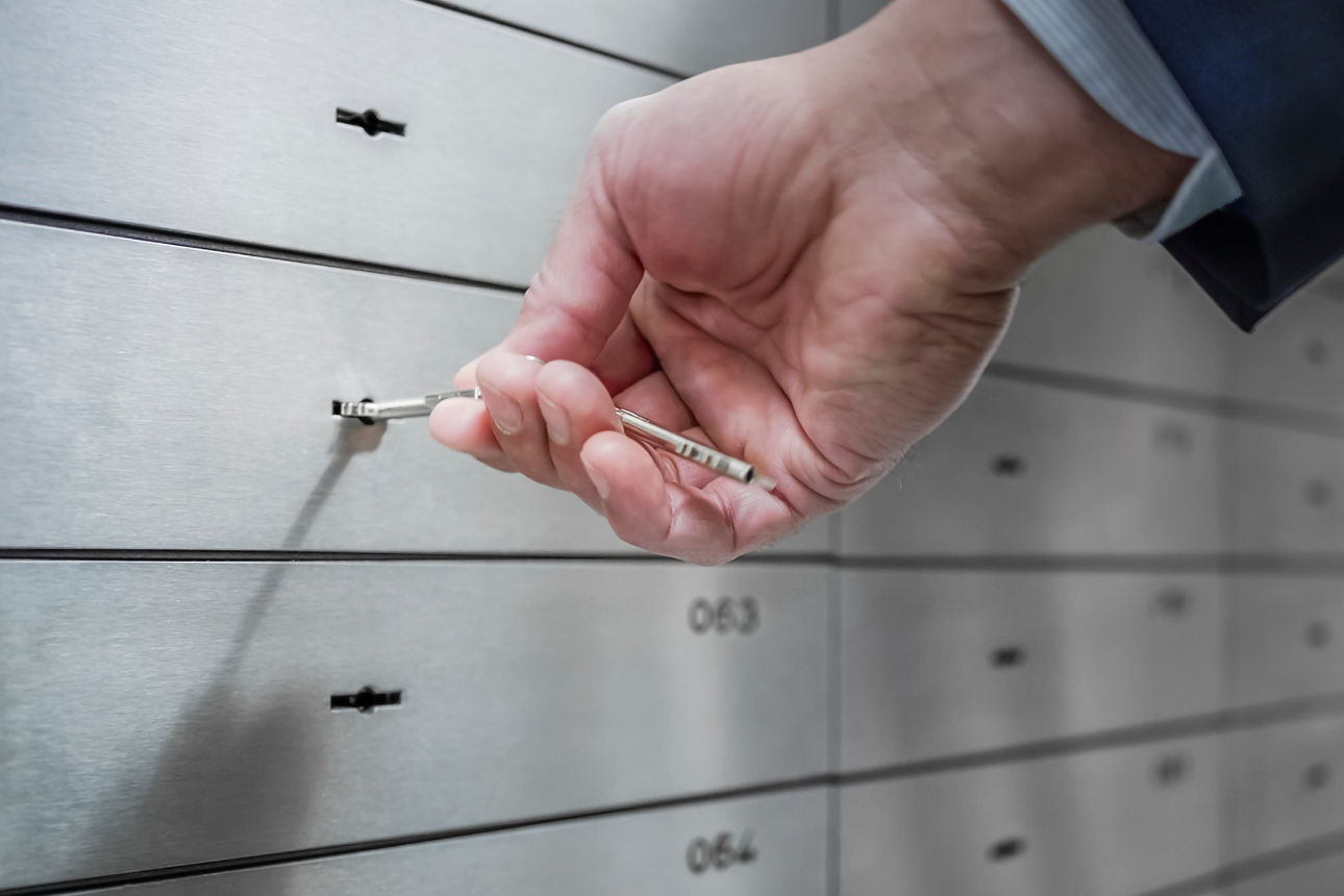 Geschäftsmann öffnet ein Bankschließfach.