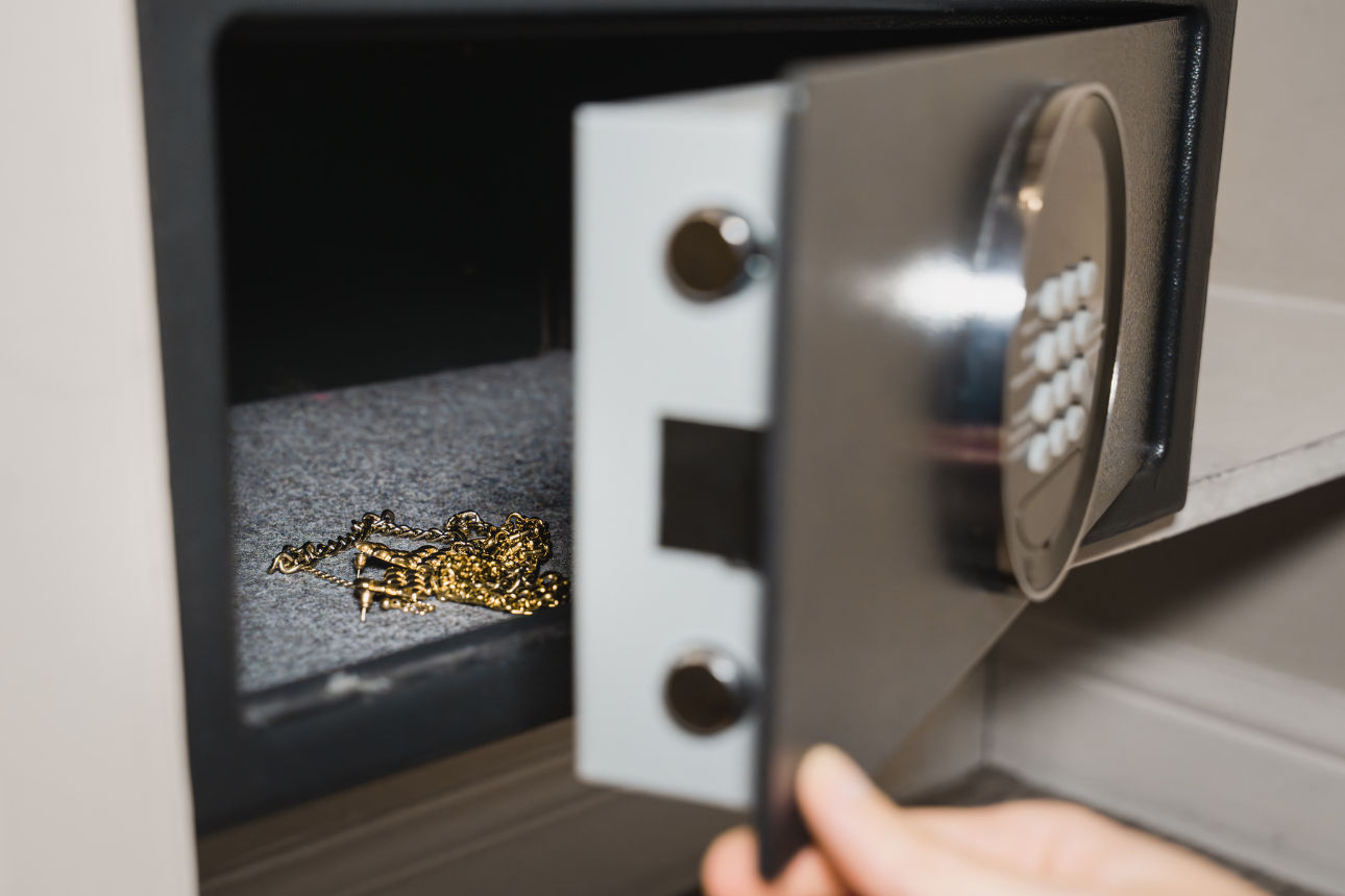 Geöffneter Tresor mit Schmuck drin